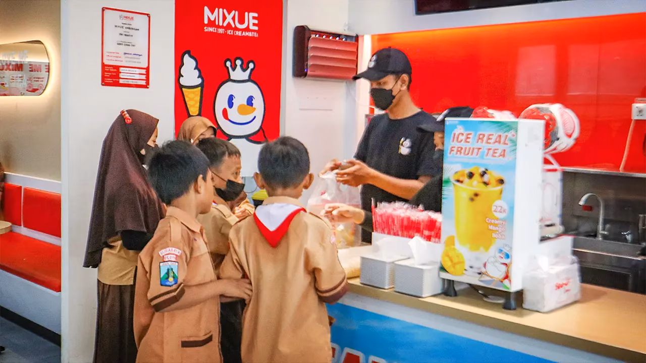 Anak Sekolah Beli Es Krim Mixue