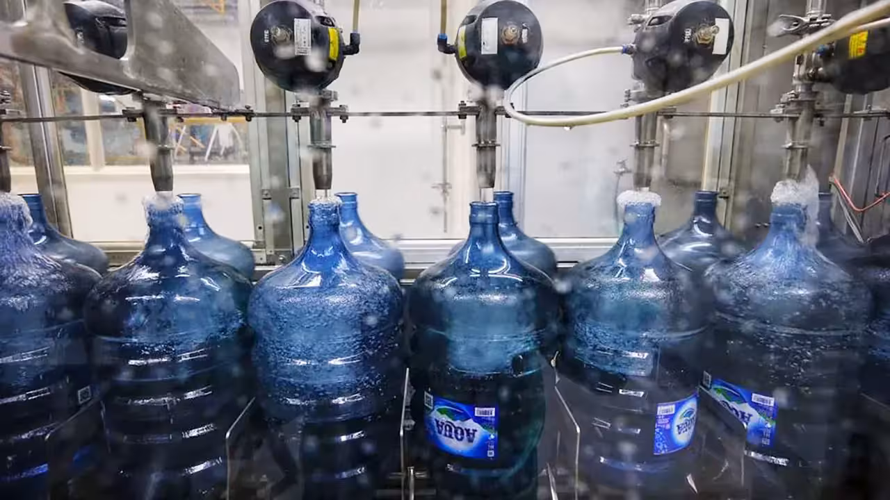 Proses Pengisian Aqua Galon